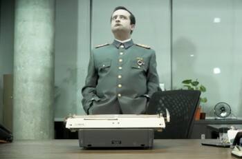 Con nueva parodia al Ejército, Belén Mora informa el cambio de horario que tendrá "Políticamente Incorrecto"