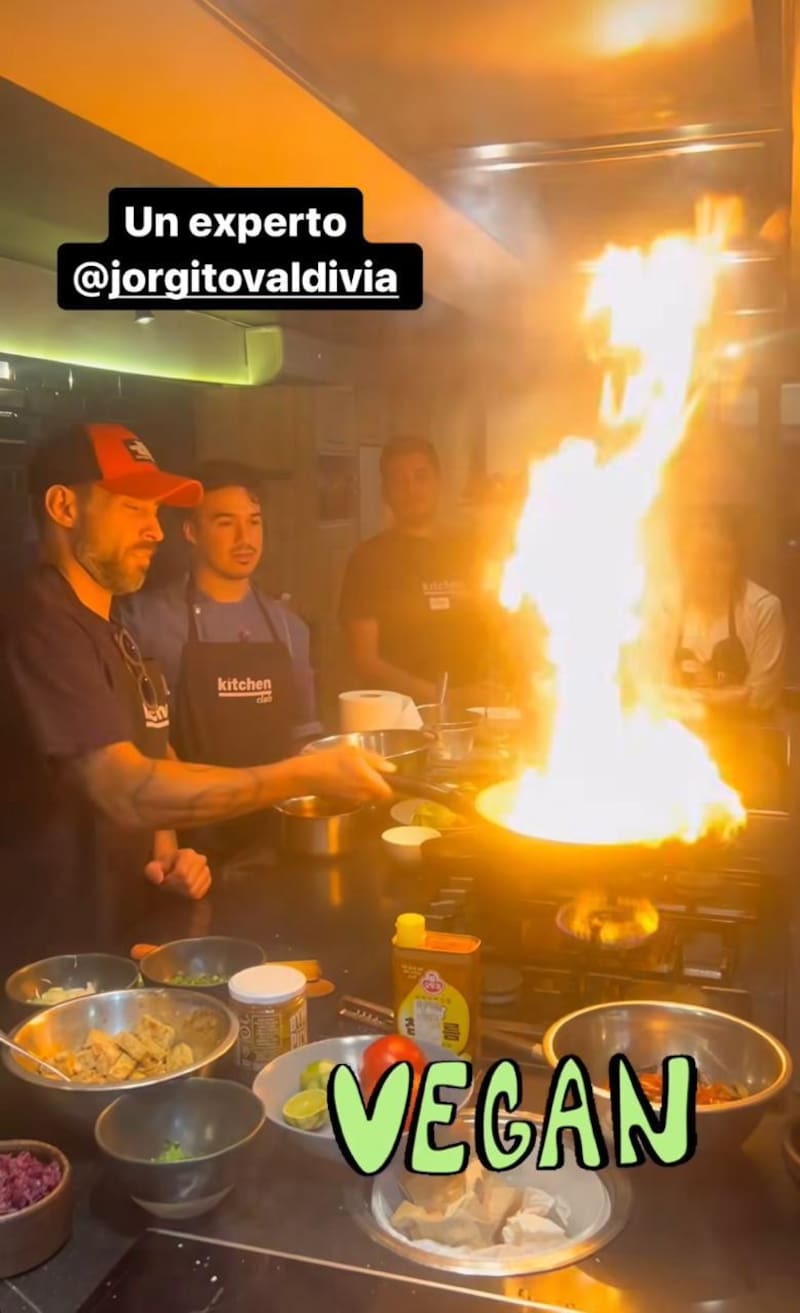 Jorge Valdivia aprendiendo cocina vegana.
