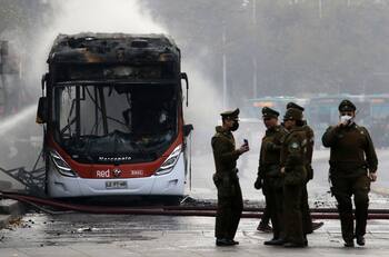 VIDEO | Lo alcanzó en menos de 10 segundos: Carabinero detiene a delincuente que incendió micro