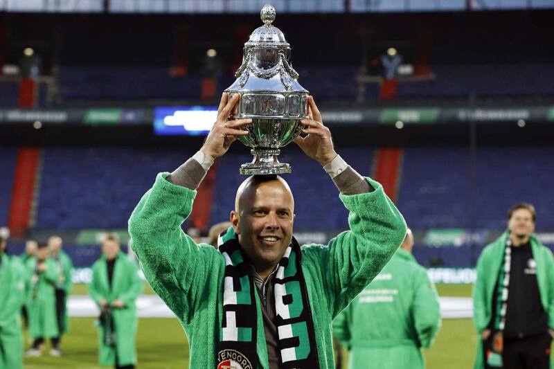 Celebrando la obtención de la KNVB