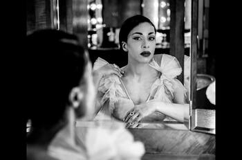 Actriz de "Bridgerton" se luce con elegante y delicado vestido en la previa de ceremonia de premios SAG