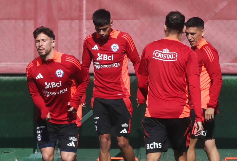 comparte junto a Darío Osorio en la Selección Chilena. Foto: Agencia Aton/Archivo.