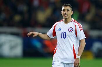 Alexis Sánchez sorprende en sus redes sociales y aparece posando con la camiseta de otra Selección