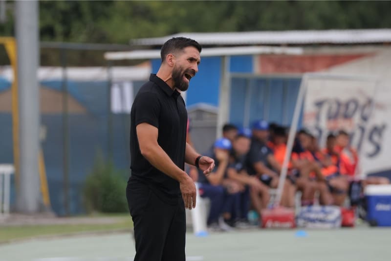 El DT, en el primer partido oficial del año para Unión Española. Fue ante Deportes Recoleta por la Copa Chile. Foto: Agencia Aton.