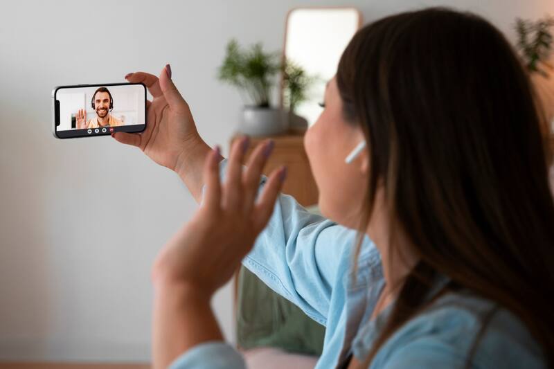 Los celos son un problema común en este tipo de parejas.