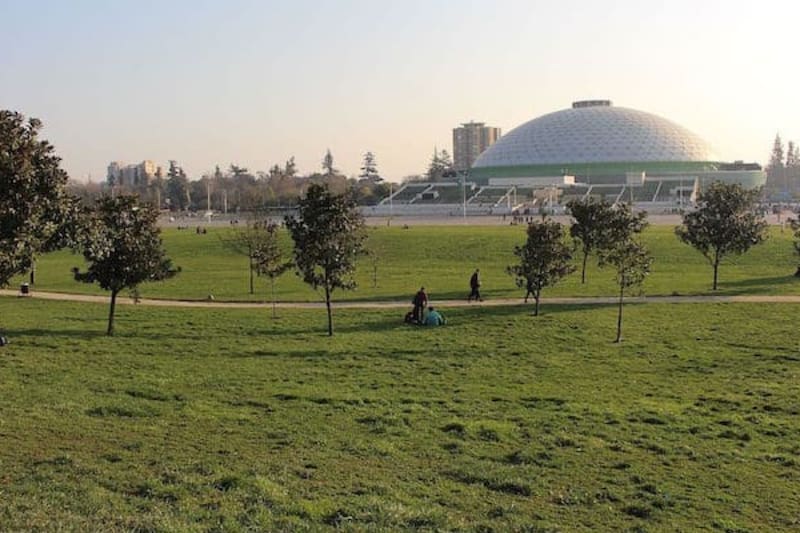 Este recinto verde es uno de los más grandes de Santiago, lo que lo vuelve perfecto para hacer un picnic o tomar aire en compañía de quien quieras. Foto: Great Runs.