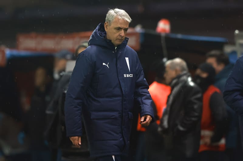 El DT explota tras caída de la UC. Foto: Aton