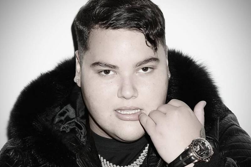 es un exitoso artista urbano chileno.