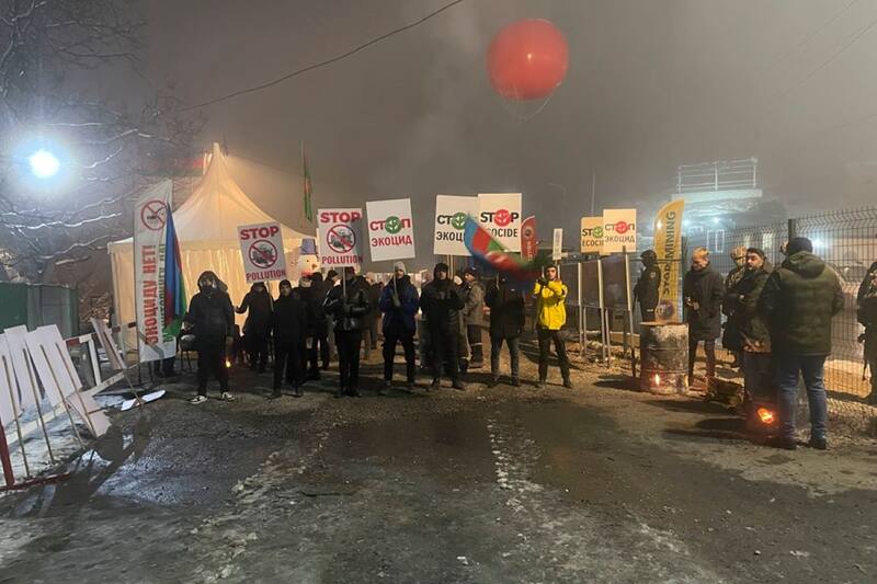 Manifestantes azerbaiyanos que bloqueaban el corredor de Lachin que enlaza Armenia con Nagorno Karabaj, Foto: EFE.