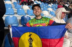 El hincha chileno que acompaña a Nueva Caledonia en el Mundial Sub 20 y que apenas sabe dónde queda el país oceánico