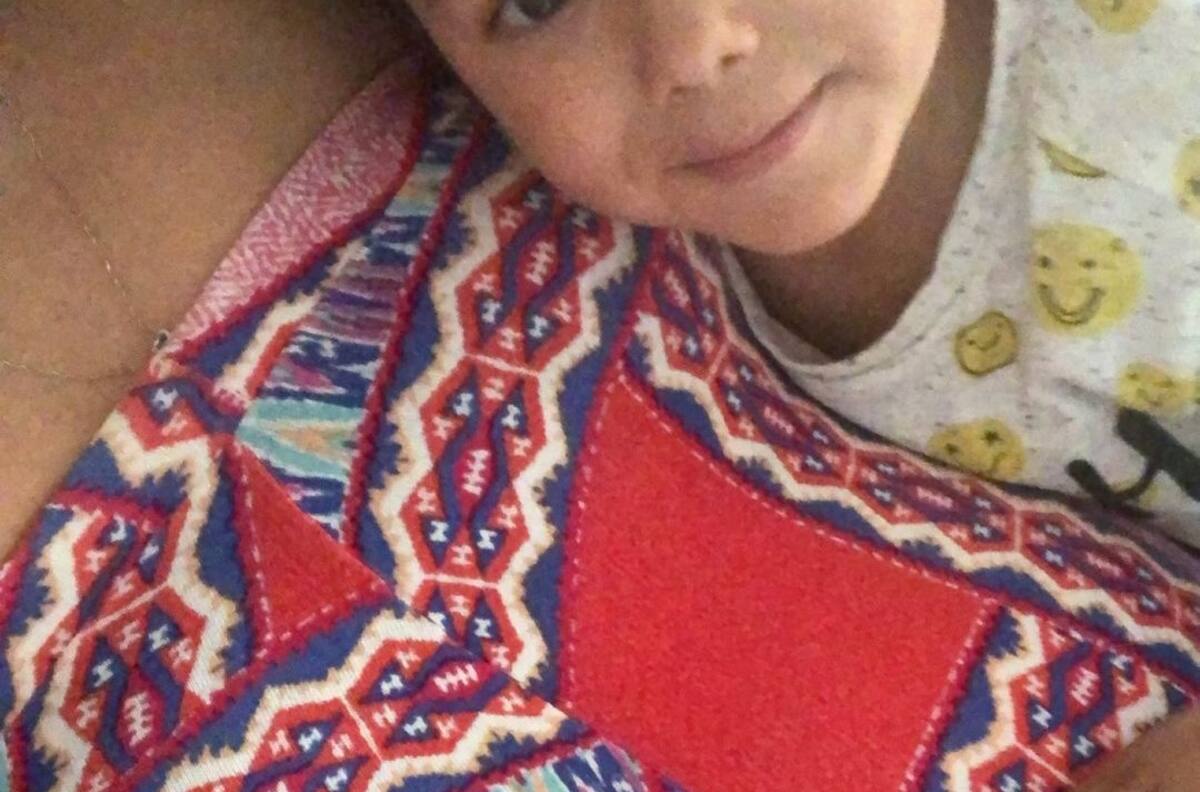 “Mimos del hermano mayor”: Janis Pope muestra el tierno regaloneo de su hijo, Ciro, en su pancita de embarazada