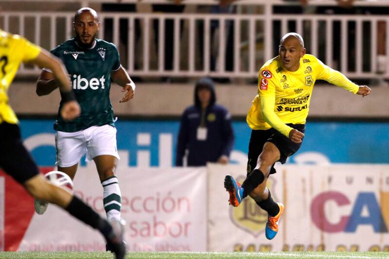 Humberto Suazo abrió la cuenta para San Luis ante Santiago Wanderers. Foto: Aton