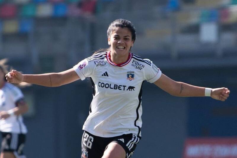 El gesto lleno de gol de la paraguaya Dahiana Bogarín luego de marcar el empate 1-1 en el Clásico con Santiago Morning. Foto y video: Prensa Colo Colo.