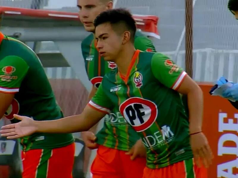 debutó en Primera División a los 16 años de edad, en un partido ante Colo Colo.