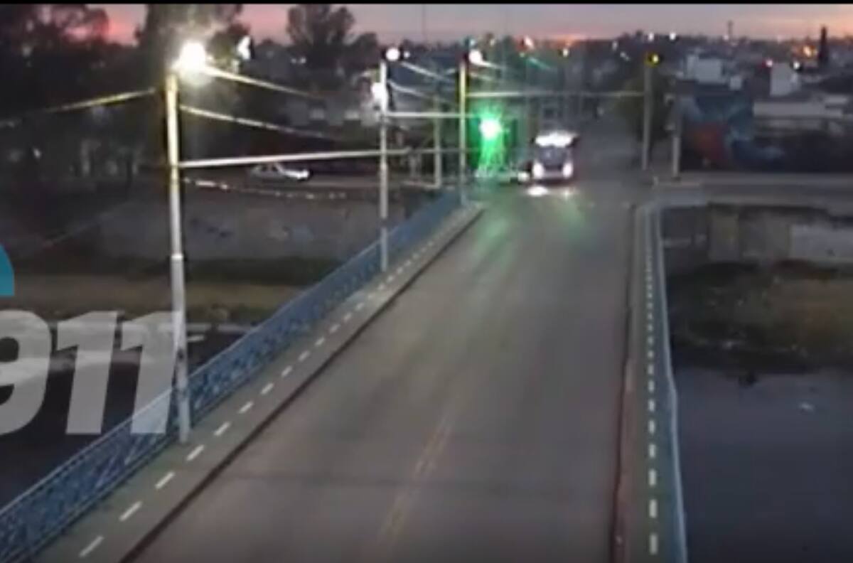VIDEO | Feroz choque provocó que un bus cayera por un puente a un río en Córdoba