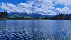El pulmón verde con laguna que pocos conocen en Santiago: un excelente panorama para iniciar el otoño