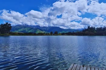 El pulmón verde con laguna que pocos conocen en Santiago: un excelente panorama para iniciar el otoño