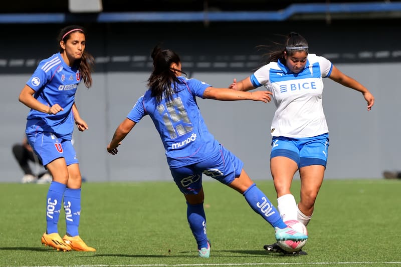 Las ramas femeninas de ambos clubes se verán nuevamente las caras este domingo. Foto: Agencia Aton.
