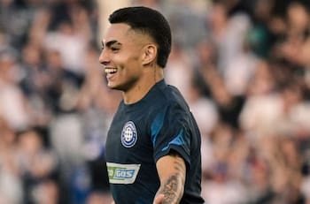 VIDEO | El quinto de la temporada: Jordhy Thompson le marca un golazo a otro chileno en Rusia