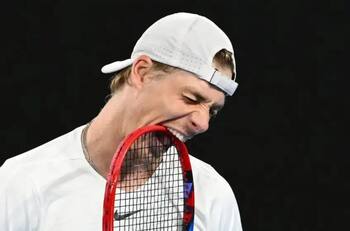 VIDEO | ¡Así no! Denis Shapovalov intentó arreglar la pantalla y terminó dándose un pelotazo en la cara