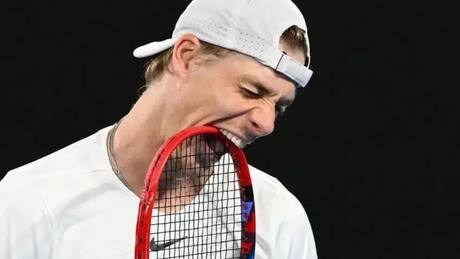 VIDEO | ¡Así no! Denis Shapovalov intentó arreglar la pantalla y terminó dándose un pelotazo en la cara