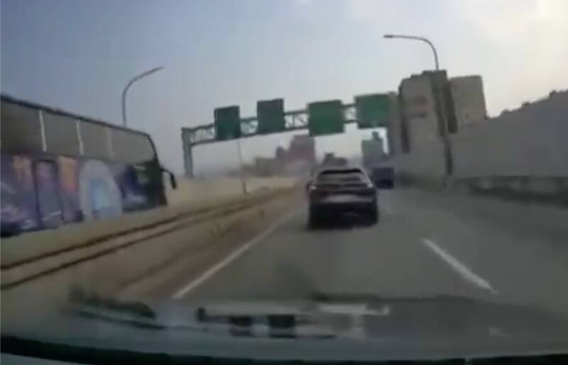 Terremoto de Taiwán. Un usuario captó el movimiento de 7,4 grados en medio de una carretera.