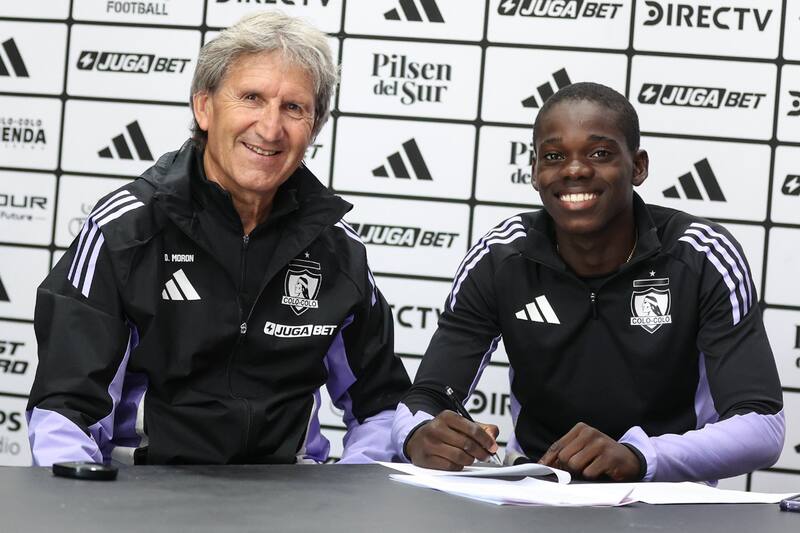 durante la firma del primer contrato profesional del extremo haitiano. (Foto: @ColoColo)