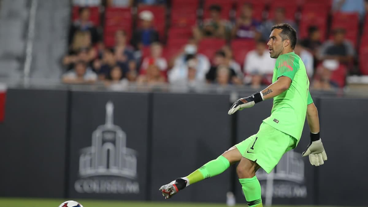 Claudio Bravo recibió las felicitaciones de Adrián San Miguel por redes sociales