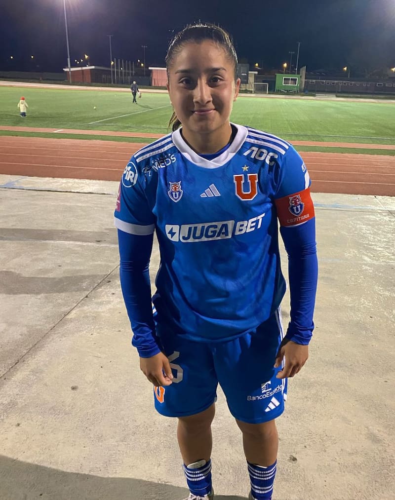 Grettel Suazo, hija de Chupete, portando por primera vez la jineta de capitán de la U. Foto: @Rincondelbulla.