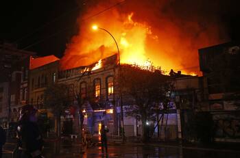 Incendio en Valparaíso: 13 locales comerciales resultaron destruidos y existe peligro de derrumbe del edificio