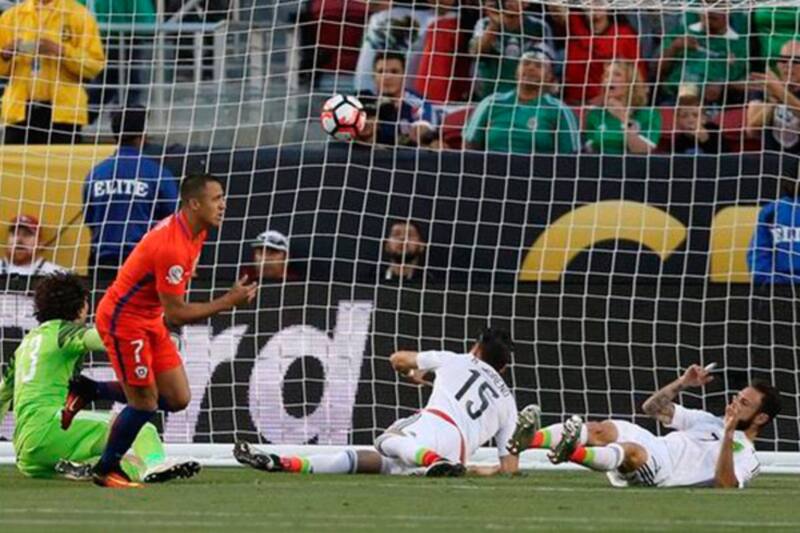 Alexis Sánchez deja a tres mexicanos desparramados en el césped en el histórico 7-0 que la Roja le propinó a México en 2016.