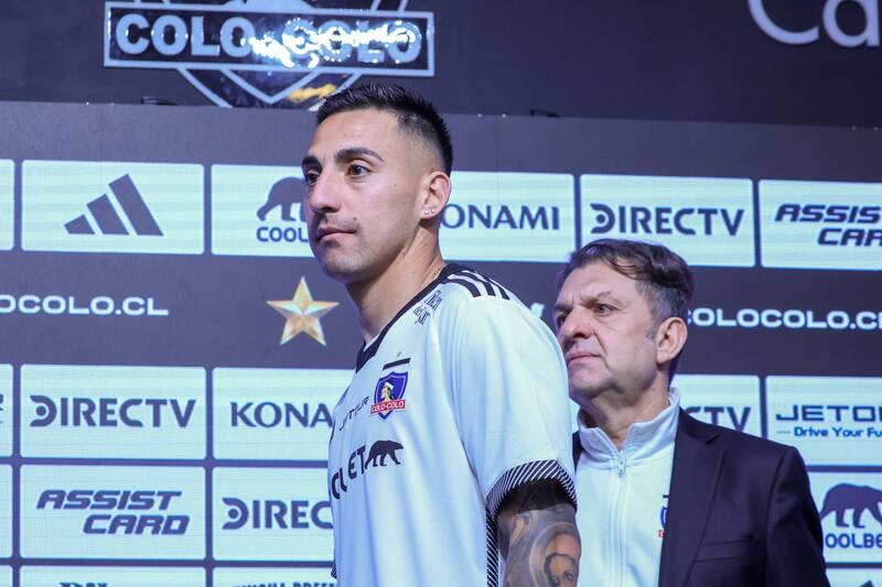 al ser presentado en Colo Colo por Aníbal Mosa. Foto: Agencia Aton.