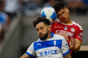 Universidad Católica define el futuro de Eugenio Mena ante rumores de su regreso a Wanderers