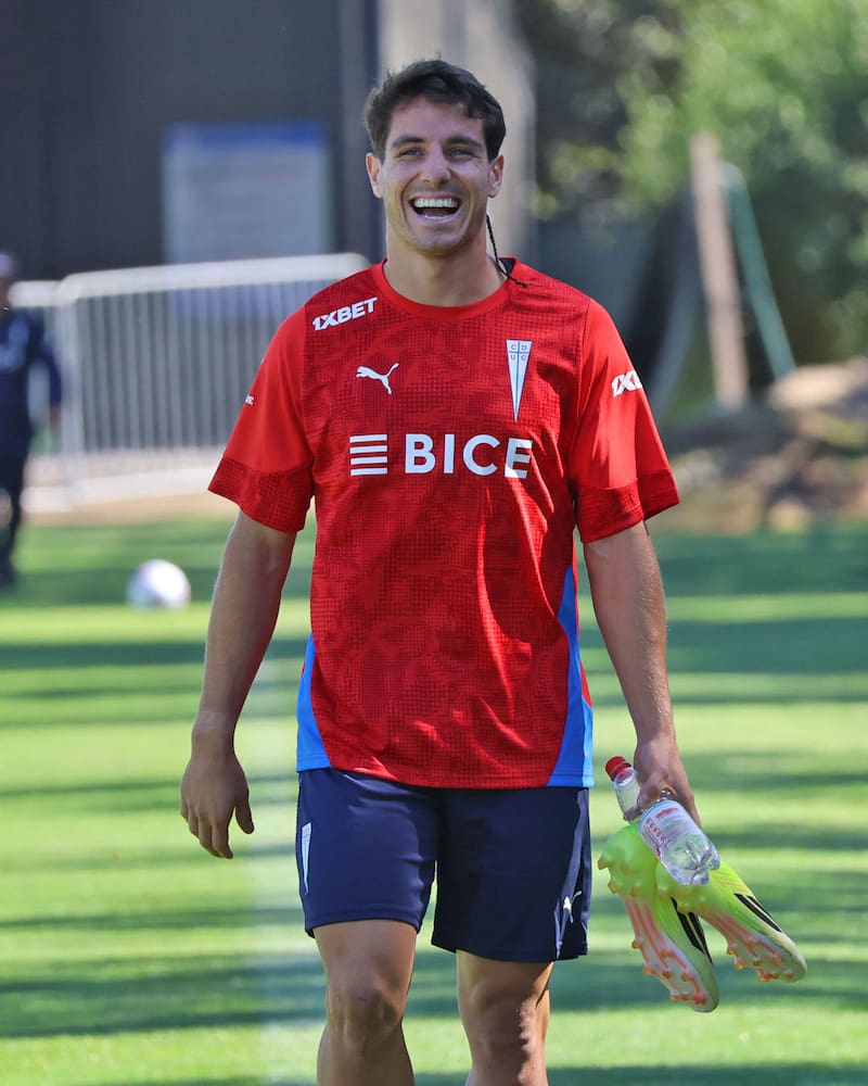 El club con nueva camiseta de entrenamiento.