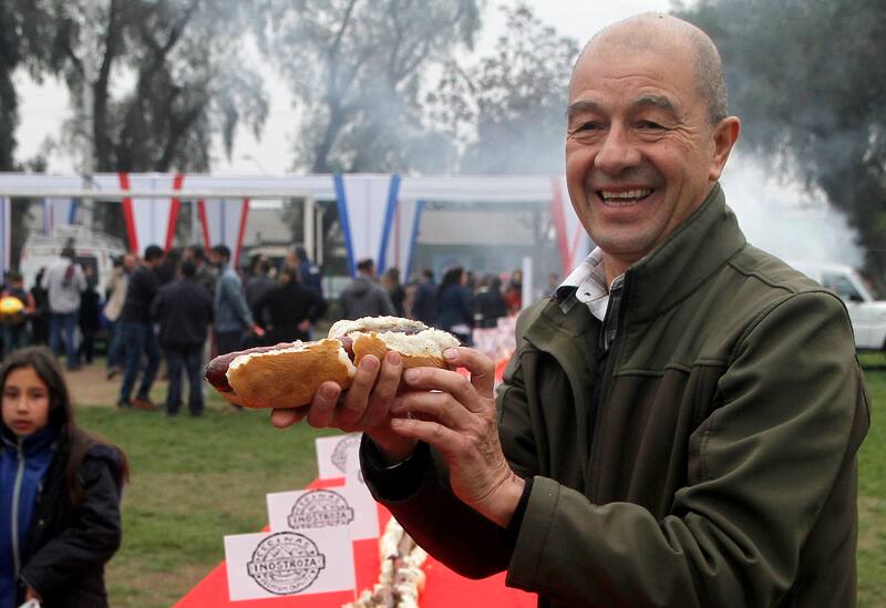 Santiago, 16 de septiembre de 2016.
Se realiza la minga del chorizo, un choripan de mas de 300 kilos, el mas grande de la region metropolitana.
Dragomir Yankovic/Aton Chile