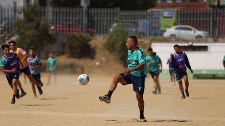 IMÁGENES | Santiago Wanderers sorprende y cierra su pretemporada jugando en cancha de tierra