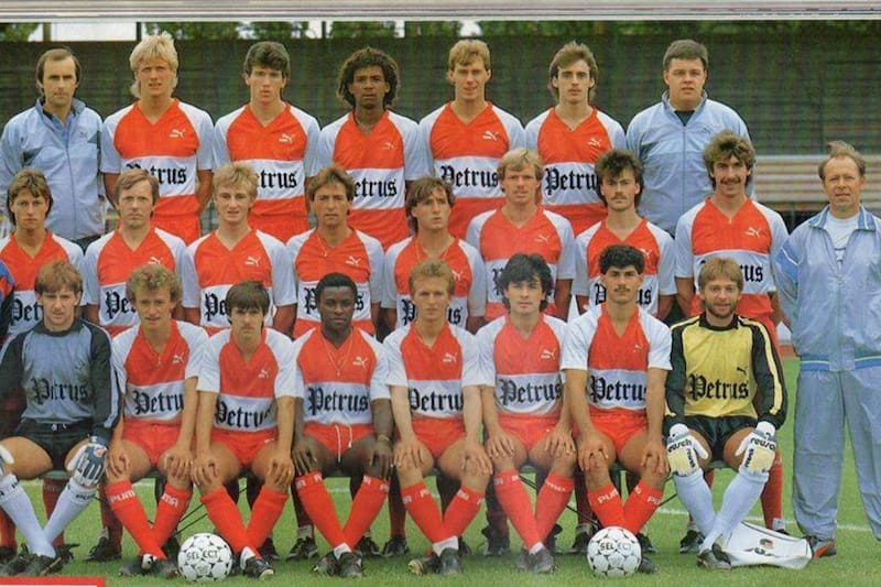 Plantel de SV Zulte-Waregem de Bélgica. Olmos es el tercero de derecha a izquierda, en la fila de abajo.