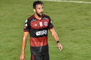 ¿Competencia para Isla? Rafinha aceptó la propuesta de Flamengo y está a un paso de volver al club