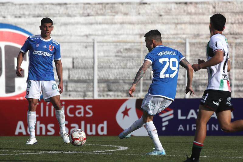 Charles Aránguiz le da un susto enorme a Gustavo Álvarez en la goleada de la U sobre Palestino. Foto: Aton.