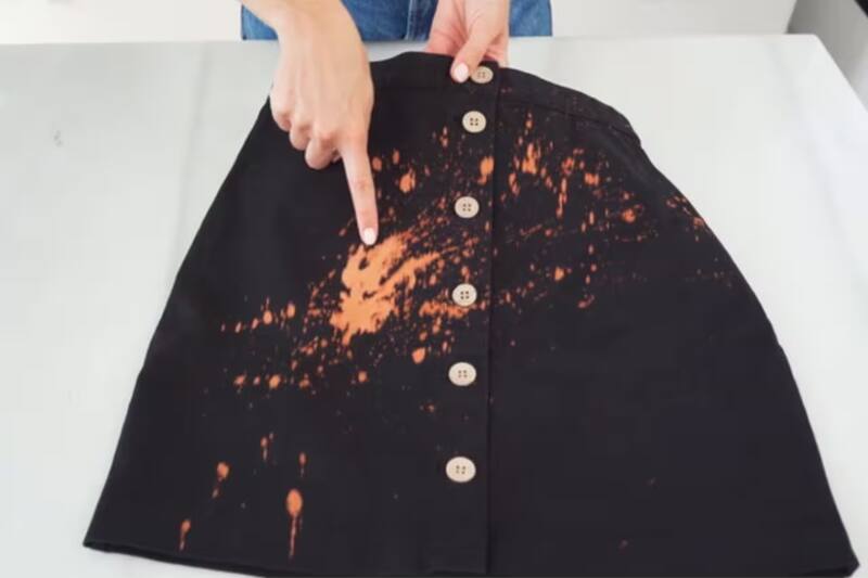 Con solo dos ingredientes puedes eliminar las manchas de cloro de tu ropa. Créditos: La Nación.