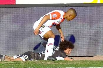 VIDEO | César Munder intentó levantar a Maximiliano Falcón tirándole el pelo en duelo de Cobresal vs Colo Colo