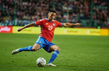 Los 5 futbolistas chilenos que descendieron en Europa esta temporada