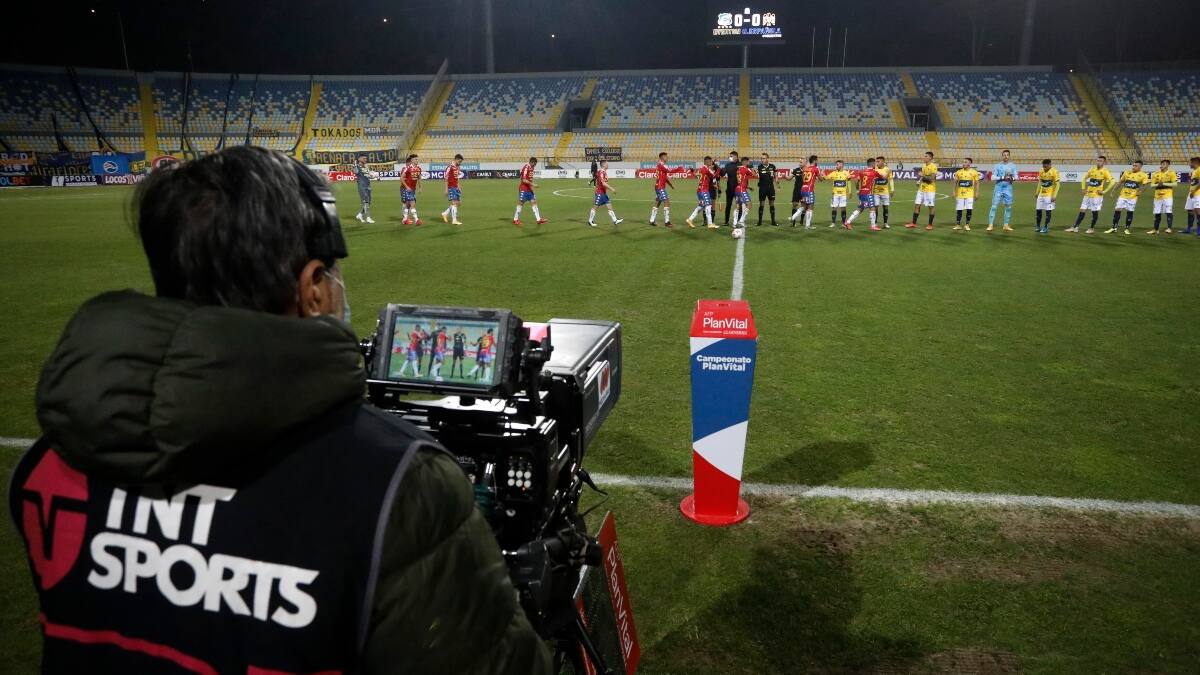 Hinchas de Santiago Wanderers organizan demanda colectiva por transmisión televisiva de la Primera B