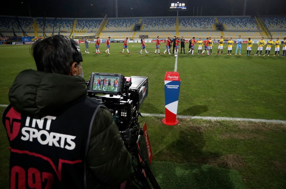 Hinchas de Santiago Wanderers organizan demanda colectiva por transmisión televisiva de la Primera B