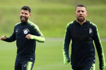 Mascota de 'Kun' Agüero fue a interrumpir la cuarentena de Nicolás Otamendi
