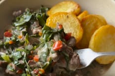 Receta de acelga a la crema con carne picada y papas doradas: perfecto para un almuerzo en días calurosos