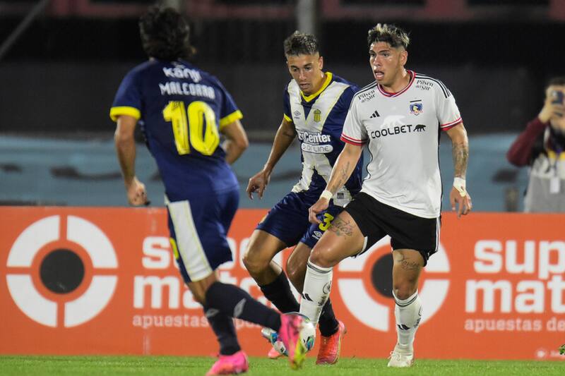 Palacios jugando por Colo Colo ante Rosario Central (Foto: Photosport)