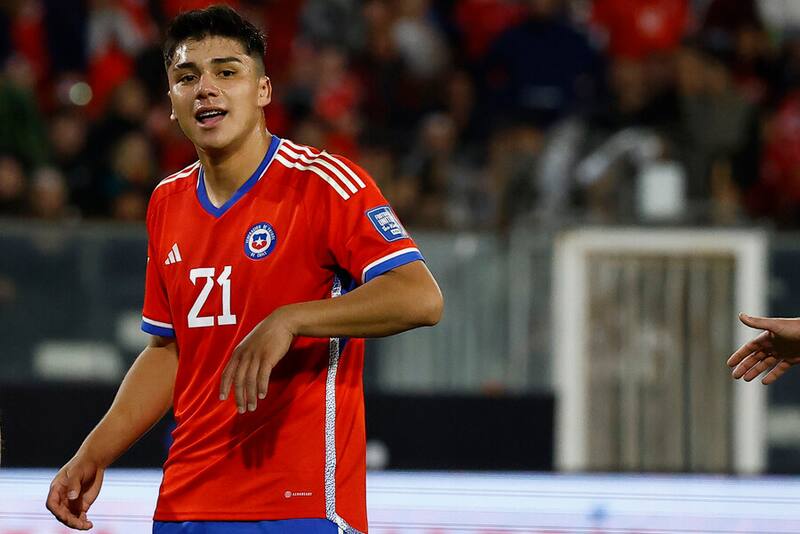 Damián Pizarro en el partido entre Chile vs. Paraguay. Foto: Aton.