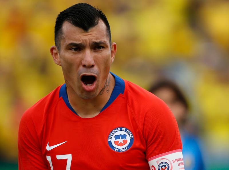 Gary Medel mandó desde Bologna sus saludos para los hinchas "Cruzados".