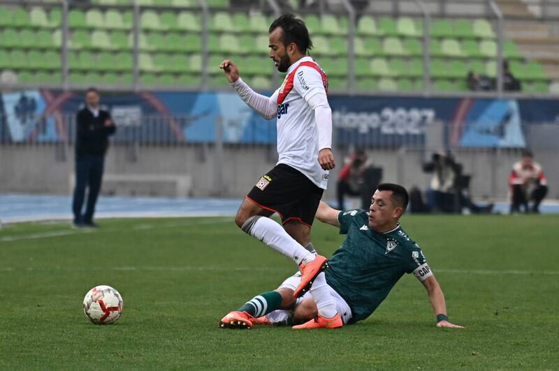 Horas claves: Mathías Vidangossy está a un paso de dejar el fútbol chileno para tener un sorprendente destino. Foto: Aton.